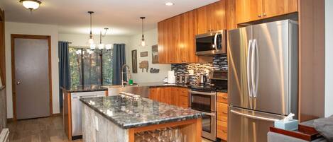 Jääkaappi, mikroaaltouuni, uuni, liesi