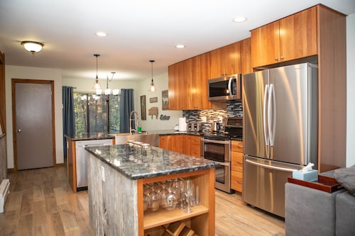 Pool and Hot Tub Access/Private Patio with Grill/On Free Shuttle Route to Slopes