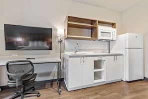 Estúdio standard, para não fumantes, geladeira e micro-ondas | Cozinha privada | Geladeira grande, micro-ondas, cooktop, torradeira
