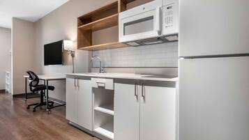 Standard-Studio, Nichtraucher, Kühlschrank und Mikrowelle | Hochwertige Bettwaren, Schreibtisch, laptopgeeigneter Arbeitsplatz