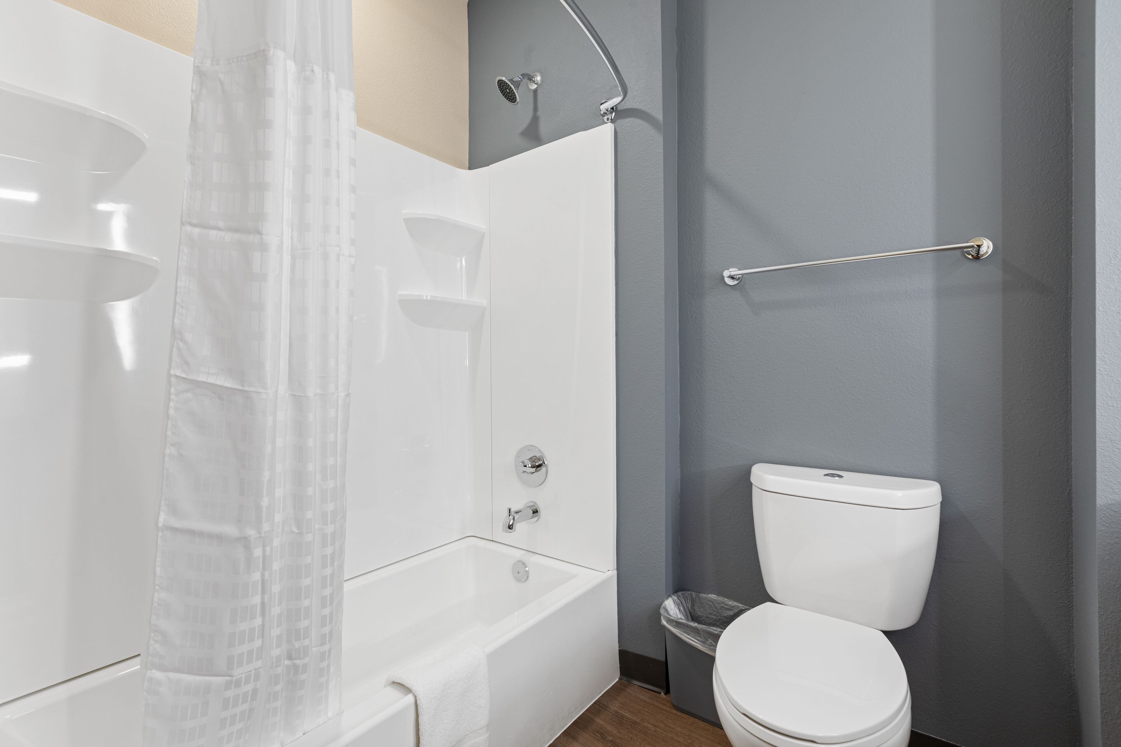 Un bagno moderno con vasca, doccia e WC.