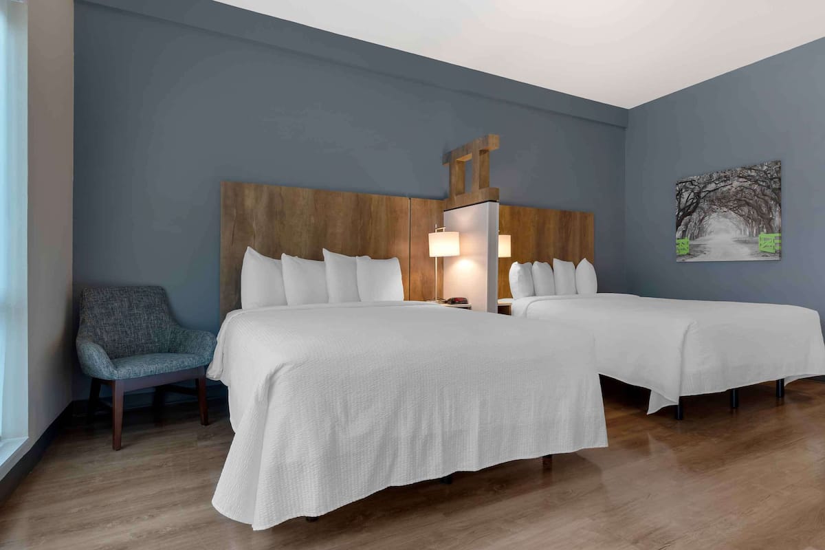 Estudio Premium, para no fumadores, refrigerador y microondas | Ropa de cama de alta calidad y escritorio
