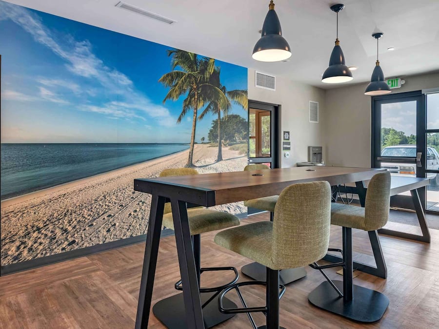 Tägliches inbegriffenes Frühstück zum Mitnehmen