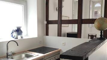 Kylskåp, mikrovågsugn, ugn och spishäll