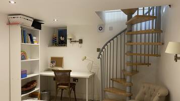 1 habitación, tabla de planchar con plancha, wifi y ropa de cama