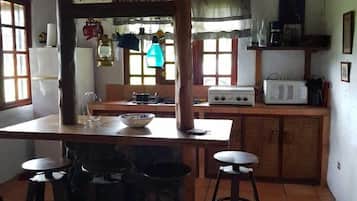Refrigerador, microondas, parrilla de estufa y cafetera y tetera
