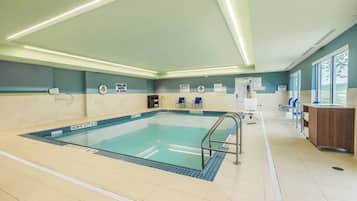 Indendørs pool, åben fra kl. 06.00 til kl. 23.00, liggestole