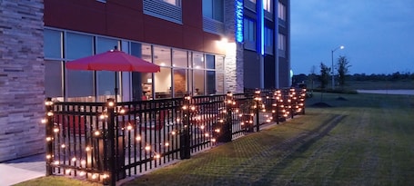 Terraza o patio. Holiday Inn Express & Suites Welland by IHG