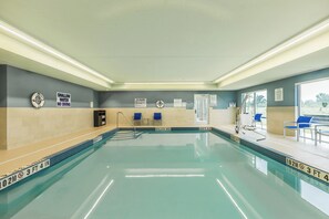 Indoor pool, open 6:00 AM to 11:00 PM, sun loungers - Holiday Inn Express & Suites Welland by IHG (Welland)