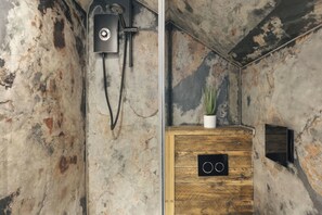 Een douche, handdoeken