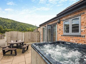 Outdoor dining - 3 bedroom accommodation in Trevor, near Llangollen (Trevor, near Llangollen)