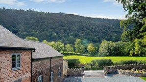 A brick building with a gravel driveway and a stone wall. - 3 bedroom accommodation in Trevor, near Llangollen (Trevor, near Llangollen)