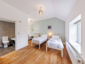 3 bedrooms, free WiFi, bed sheets - 3 bedroom accommodation in Trevor, near Llangollen (Trevor, near Llangollen)