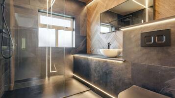 Bathtub, towels