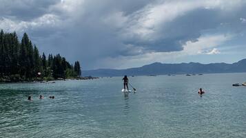 Chaises longues, serviettes de plage