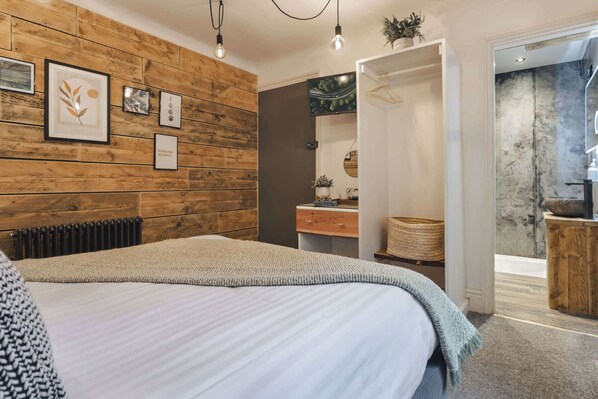 1 bedroom, WiFi, bed sheets - Windermere Central Hotel - Room 1 (Windermere)