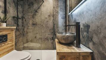 Een douche, handdoeken