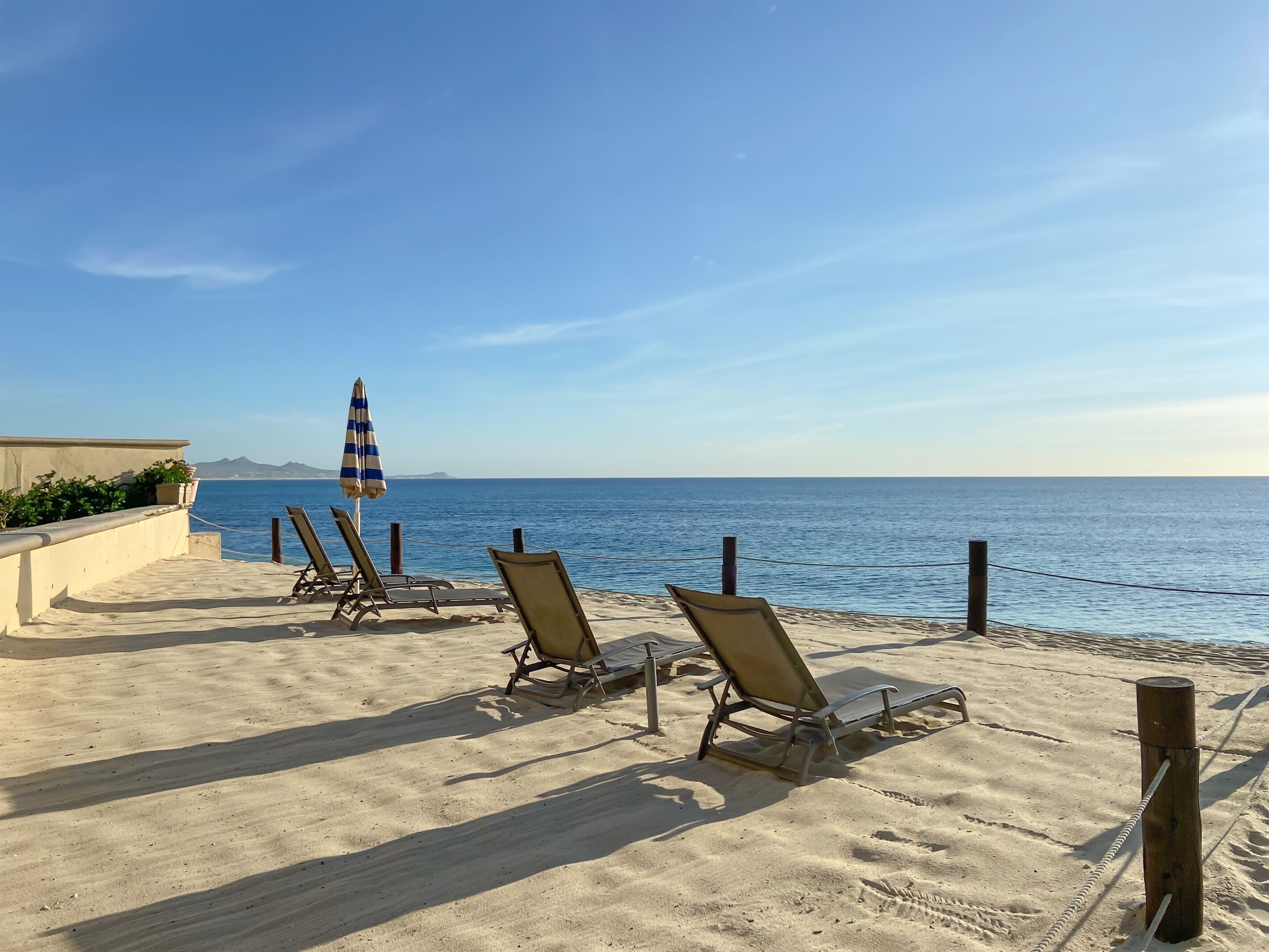 På stranden
