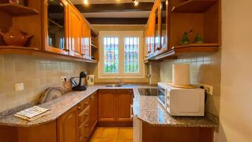 Een koelkast, een microgolfoven, een oven