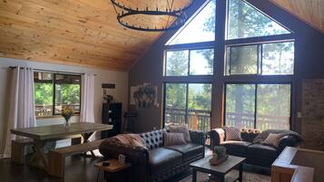 Télévision, cheminée, baby-foot, imprimantes