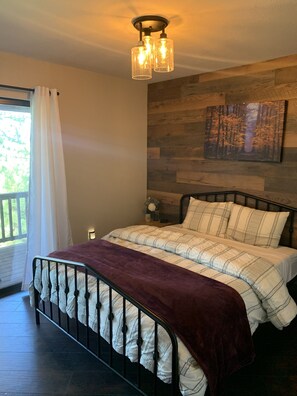 4 bedrooms, desk, WiFi, bed sheets