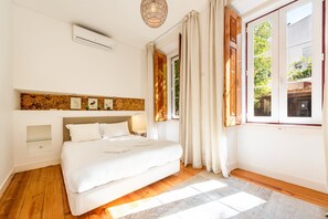 3 slaapkamers, een bureau, een strijkplank/strijkijzer, internet
