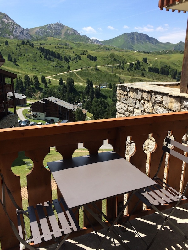 Outdoor dining - BELLE PLAGNE 2 rooms, sleeps 5-6, ski-in/ski-out + covered parking included (LA PLAGNE)