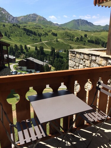BELLE PLAGNE 2 rooms, sleeps 5-6, ski-in/ski-out + covered parking included