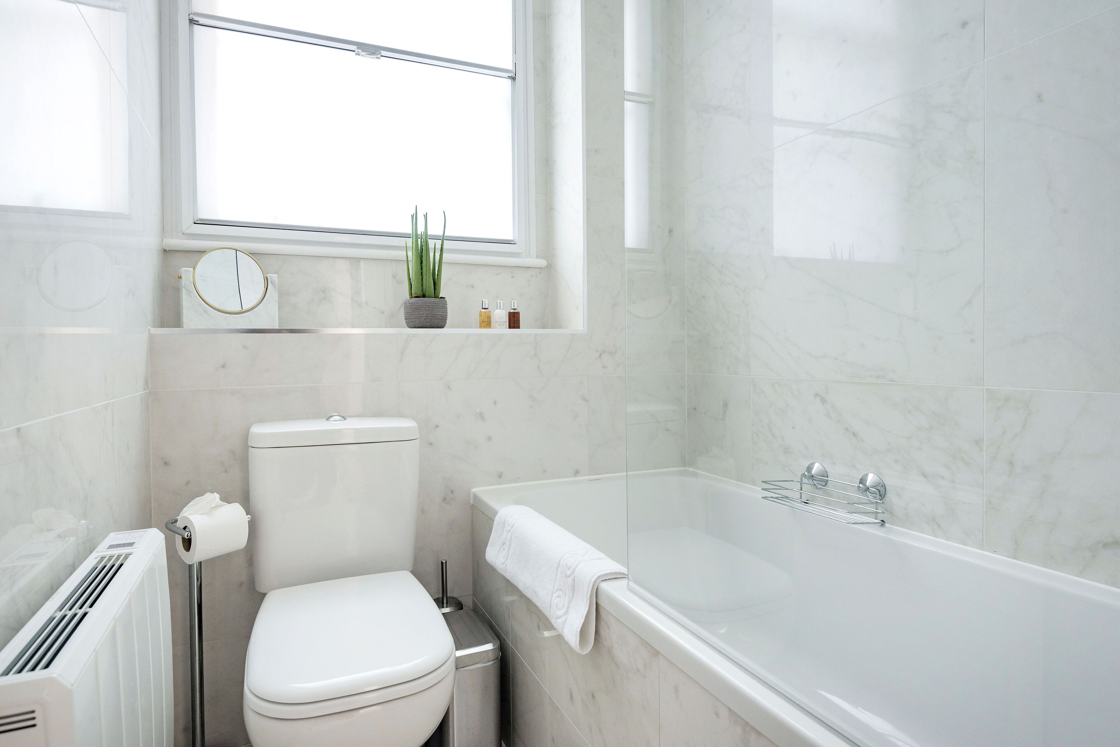 Combined shower/bathtub, rainfall showerhead, hair dryer, towels