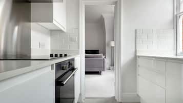 Frigorífico, microondas, horno y placa de cocina