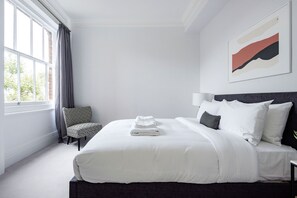 1 slaapkamer, een kluis op de kamer, een strijkplank/strijkijzer, wifi