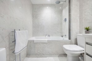 Combined shower/tub, hair dryer, towels, soap - The Cadogan Suite next to Sloane Square (London)