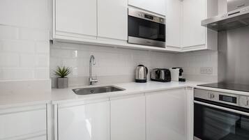 Geladeira, micro-ondas, fogão, cooktop