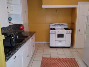Réfrigérateur, micro-ondes, plaque de cuisson, cafetière/bouilloire