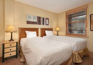 3 bedrooms, travel crib, WiFi, bed sheets - Amazing 2 Bedroom Condo, 2 min walk to Gondola! (Keystone)