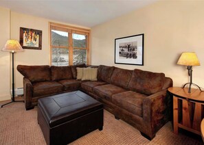 Smart TV, fireplace - Amazing 2 Bedroom Condo, 2 min walk to Gondola! (Keystone)