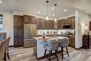 冷蔵庫、電子レンジ、オーブン、コンロ