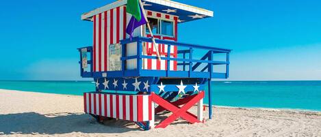 Chaises longues, serviettes de plage