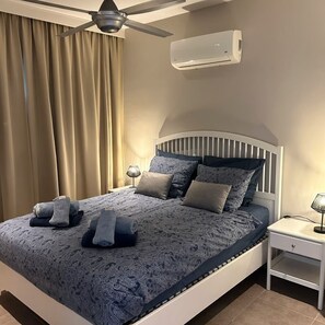 2 chambres, coffres-forts dans les chambres, fer et planche à repasser
