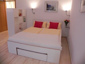 Bügeleisen/Bügelbrett, Reisekinderbett, kostenloses WLAN, Bettwäsche