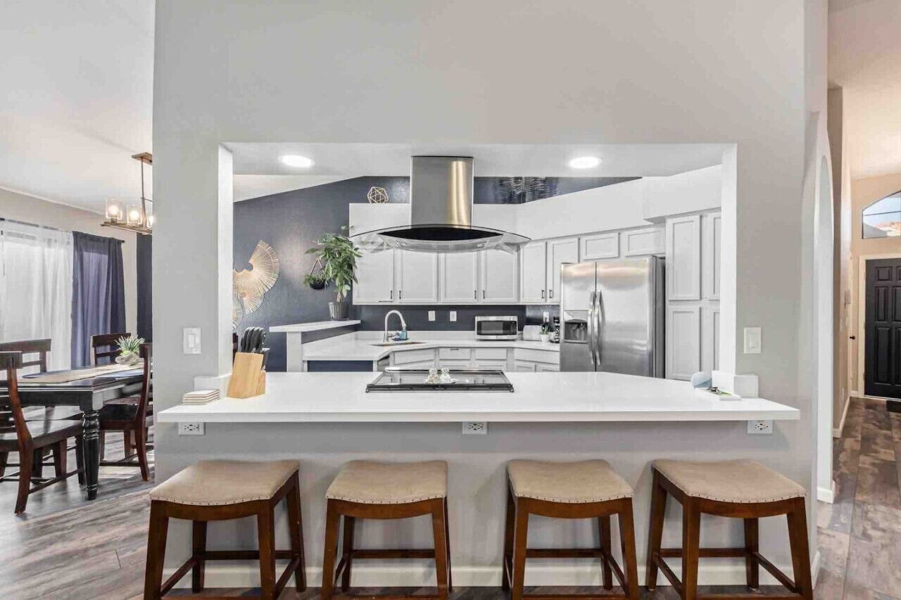 Kylskåp, mikrovågsugn, ugn och spishäll