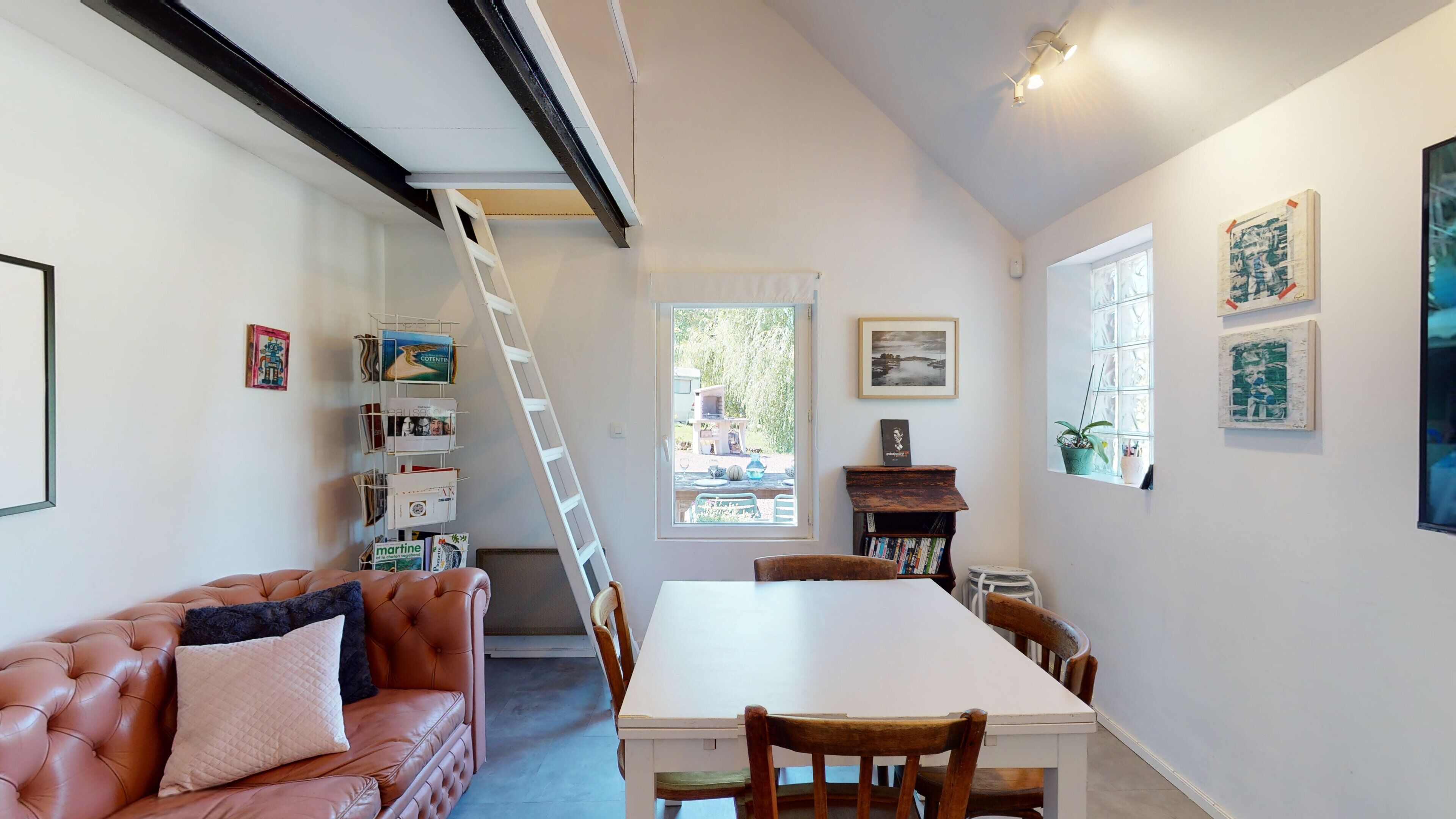 Accommodation for 5 people in the countryside with heated swimming pool in summer