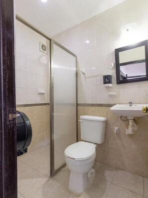 Chuveiro, toalhas de banho, sabonete, shampoo