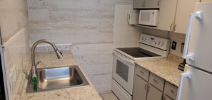 Geladeira, micro-ondas, fogão, cooktop