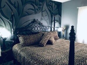 1 habitación, tabla de planchar con plancha y cuna de viaje