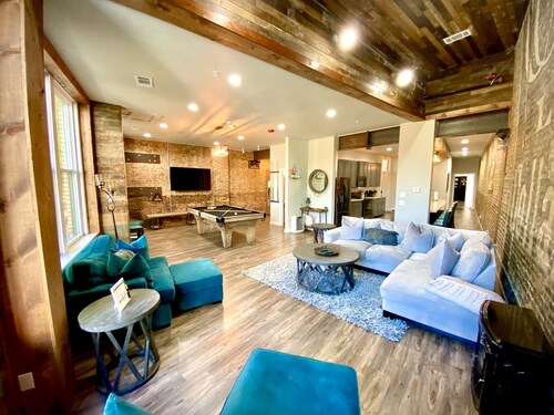 Eliot’s Ness’t: Modern Loft Downtown Hot Springs for 6! 