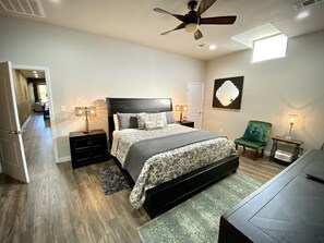 2 室のベッドルーム、アイロン / アイロン台、WiFi (無料)、ベッドシーツ