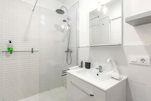 Combined shower/bathtub, hair dryer, towels, soap - Apartment with pool and views in Costa Adeje (Costa Adeje)