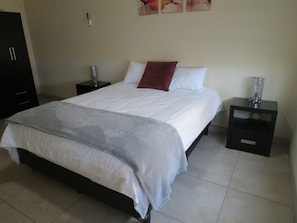 1 quarto, individualmente decorados, individualmente mobiliados