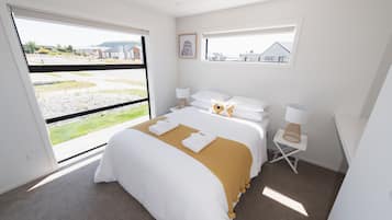 4 bedrooms, iron/ironing board, WiFi, bed sheets